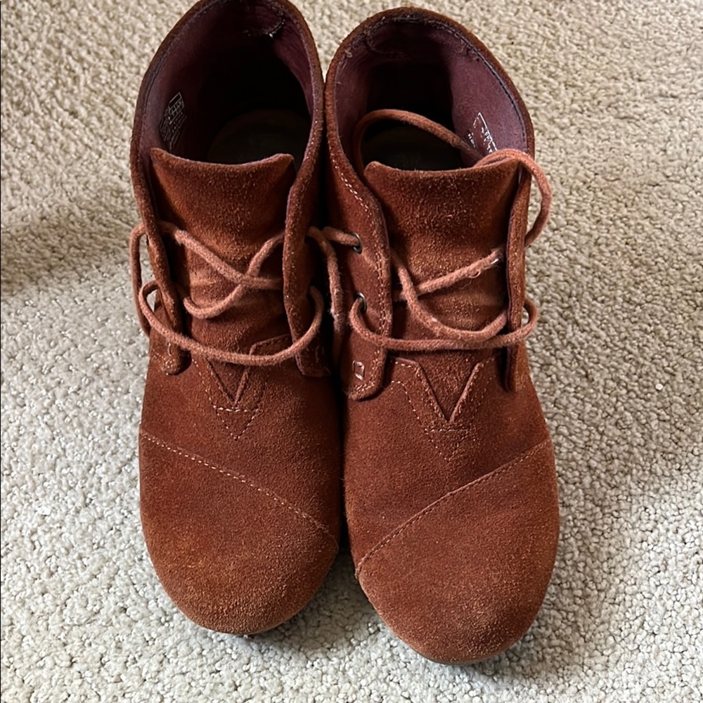 Tom's wedge boots
